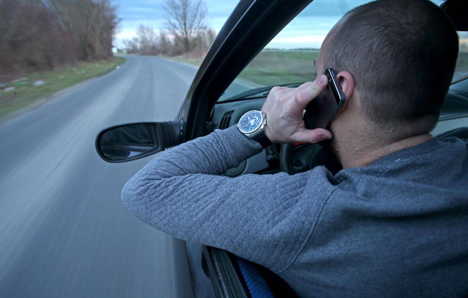 Koristite mobitel dok vozite? Mogli bi vas kazniti s 1000 kn