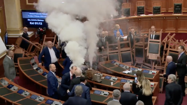 Zastupnici zapalili dimne baklje u albanskom parlamentu