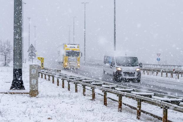 Zimski uvjeti na A1 između čvora Perušić i čvora Gospić