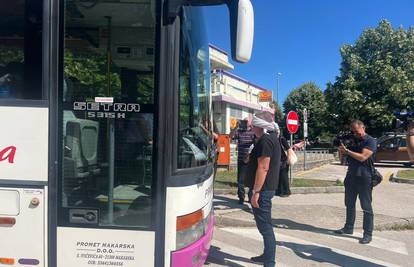 VIDEO Bulj zavezanih očiju zaustavio autobus Prometa Makarska: 'Ugrožavaju djecu...'