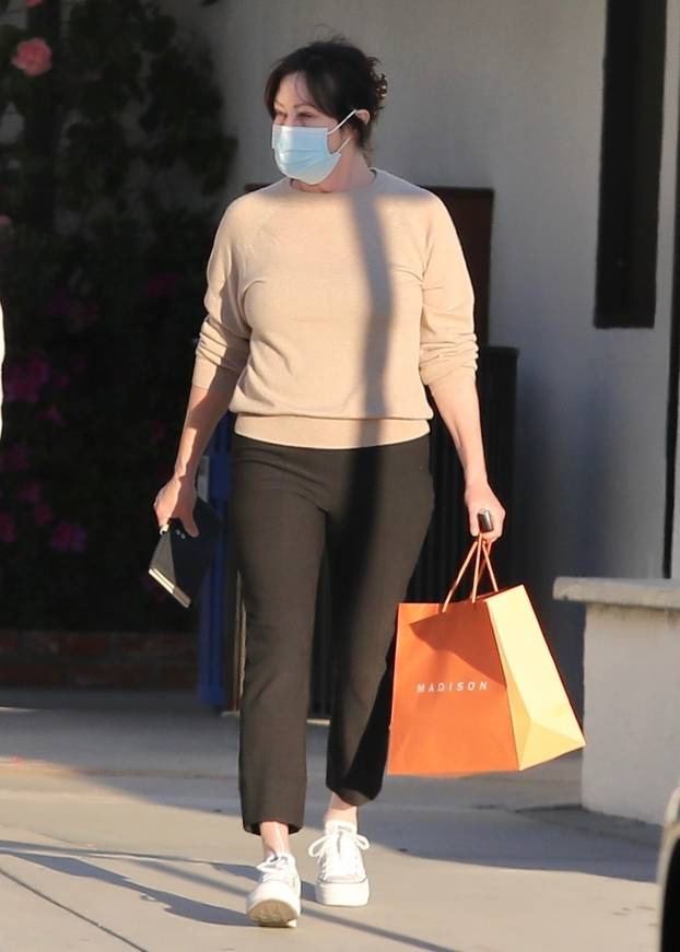 *EXCLUSIVE* Shannen Doherty goes shopping in Malibu with her mother