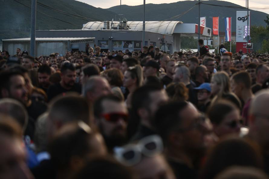 Sinj: Posjetitelji dolaze na hipodrom uoči početka Thompsonovog koncerta