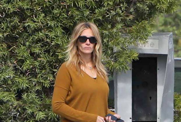 *EXCLUSIVE* Julia Roberts walks out of the Malibu Urgent Care