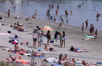 FOTO Bačvice su pune kupača, kao da smo usred ljetne sezone