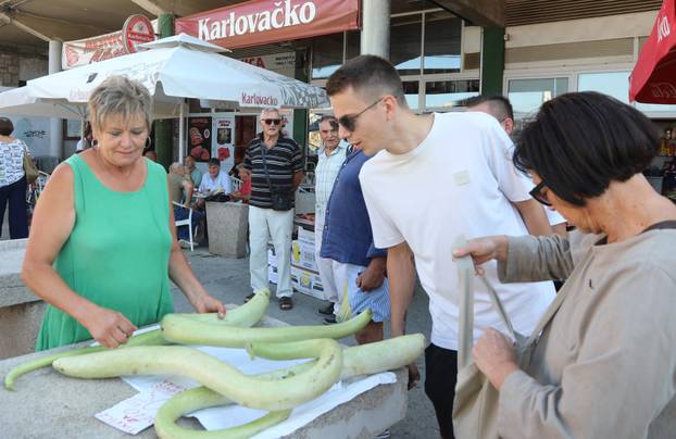 Sicilijanska tikvica privlači pažnju kupaca na šibenskoj tržnici