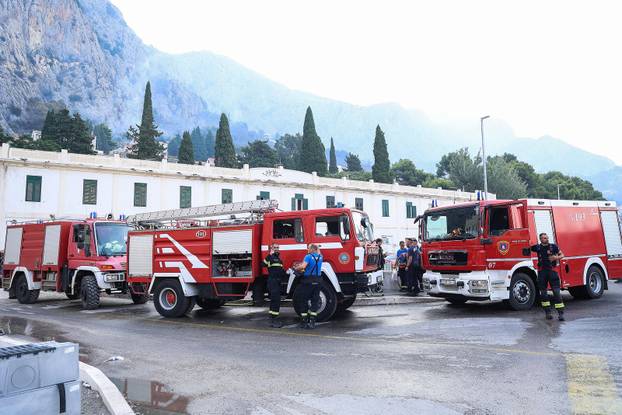 Vatrogasci cijelu noć gasili požar kod Omiša
