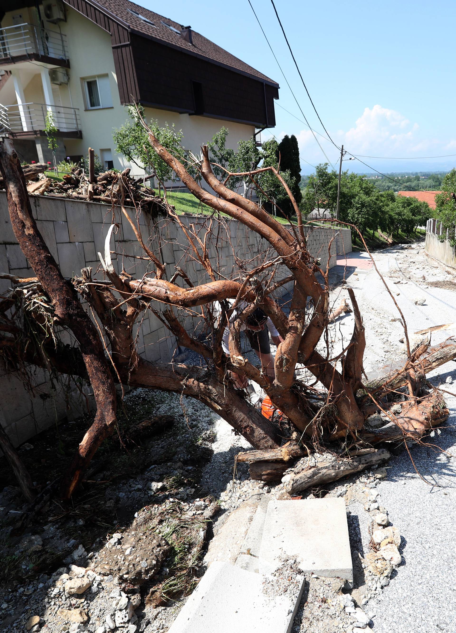 Kaos kod Zaprešića: Poplavile ulice, odron im je ugrozio kuće