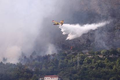 FOTO Ovako izgleda požarište u Solinu: S vatrom se bori više od 100 vatrogasaca i 4 kanadera