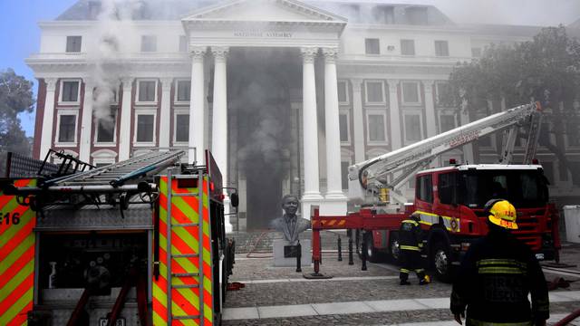 Fire breaks out at the parliament in Cape Town