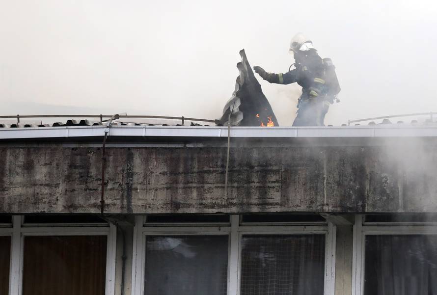 VIDEO Osnovna škola u Zagrebu gorjela više od dva sata, jedan vatrogasac je lakše ozlijeđen