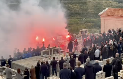 VIDEO Emotivan ispraćaj Jurice Gizdića, Torcida upalila baklje: 'Kada umrem umotan u bilo...'
