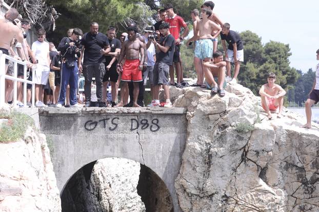 Split: Najpopularniji svjetski streamer IShowSpeed skakao je u more na splitskoj plaži Ježinac
