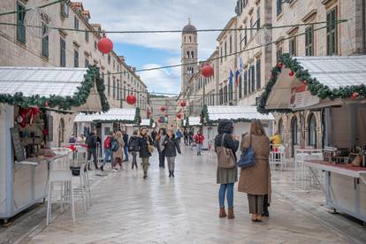 Adventski ugođaj na Stradunu u Dubrovniku tijekom noći i dana