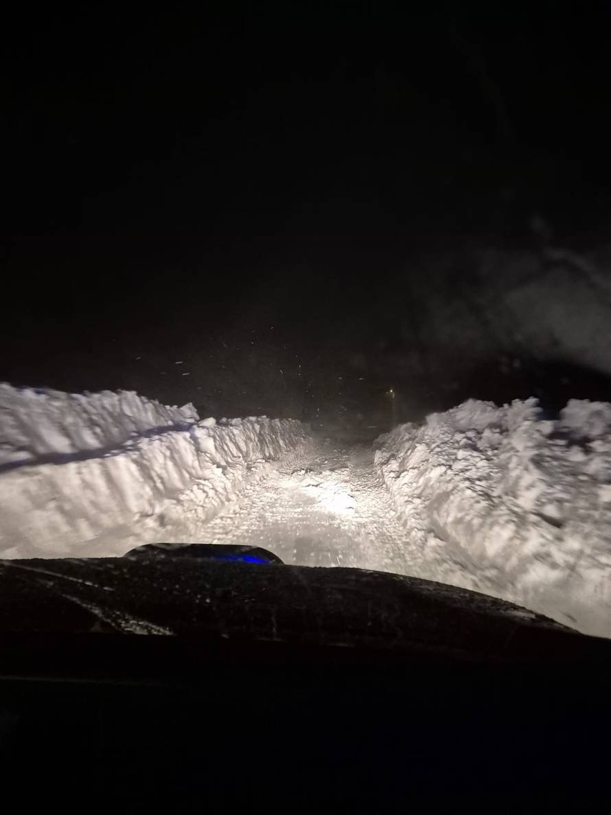 VIDEO Drama u Lici: Vatrogasci spasili 48 ljudi iz snježne oluje!