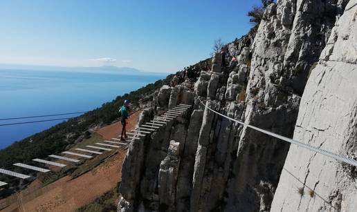 Veli&ccaron;anstven pogled na impresivne pejza&zcaron;e okupane sun&ccaron;evim zrakama