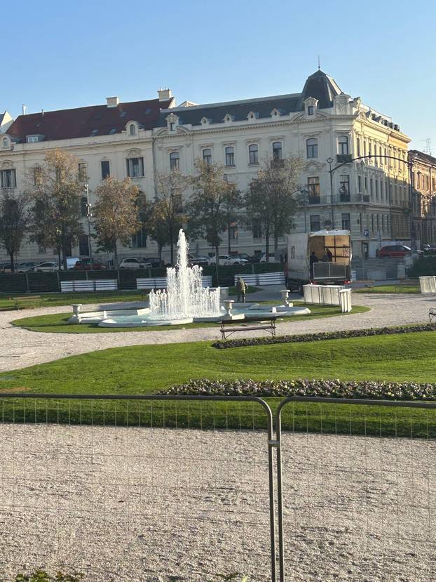 FOTO U Zagrebu se pripremaju za Advent: Slaže se klizalište...