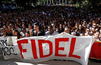 Tisuće Kubanaca odali počast 'lideru nacije' Fidelu Castru