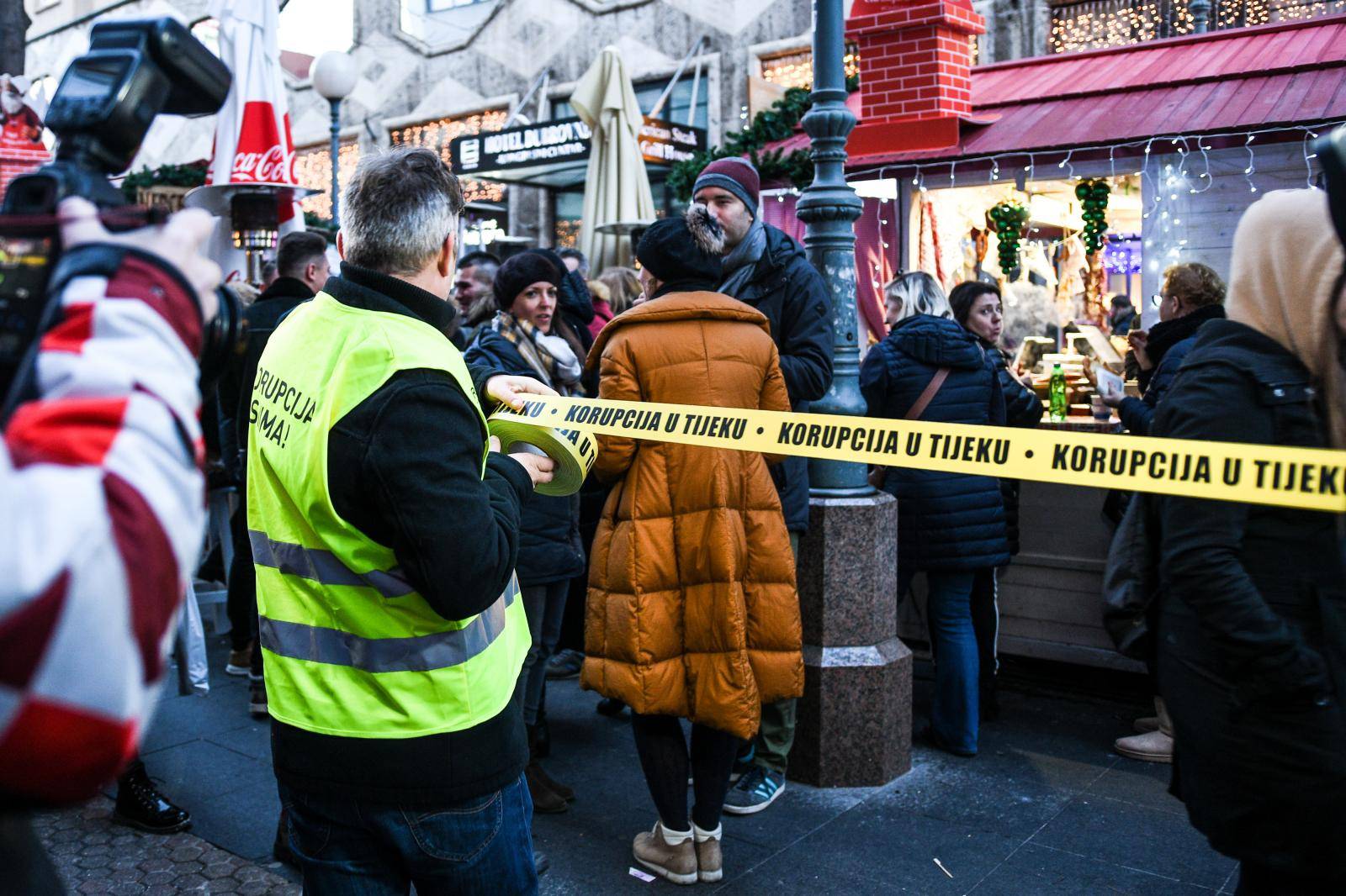 Zagreb: Dario Juričan u centru grada iskazao svoju ljubav i predanost prema korupciji