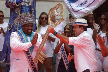 Rio de Janeiro's Mayor Paes hands over the city's ceremonial key to the "Rei Momo\