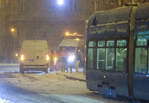 Zagreb: Brenerom odmrzavali tračnice ne bi li uspostavili tramvajski promet