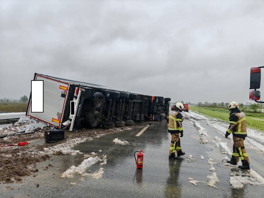 FOTO 'Ovo nema smisla. Stojimo na autocesti A3 satima. Nekima ponestaje vode, a i hrane...'