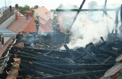 Karlovac: Izgorio krov, a vatrogasci spasili zgrade