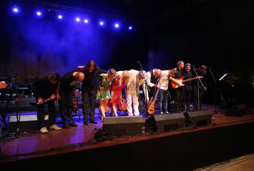 Radolfija raznježila unuka Ema (6): Donijela mu buket na binu