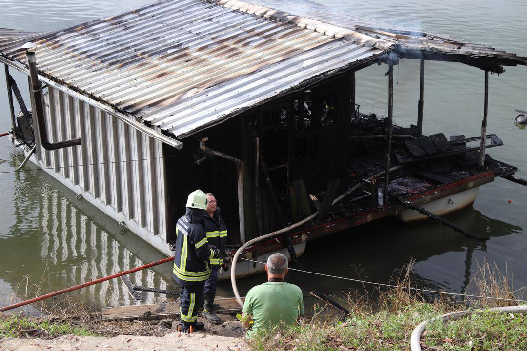 VIDEO U Slavonskom Brodu izgorio splav: Vlasnik je na njemu bio sat vremena ranije