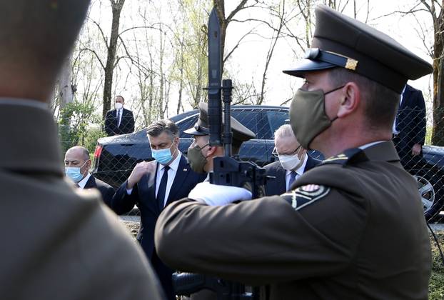 Andrej Plenković uz Veljka Kajtazija posjetio Romski Memorijalni centar Uštica