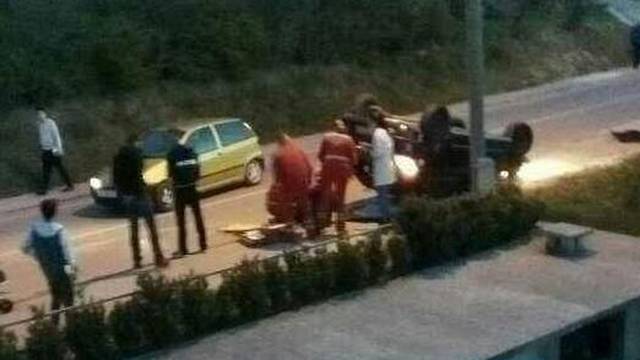 Prevrnuli se autom u Kninu, dvoje ljudi lakše je ozlijeđeno