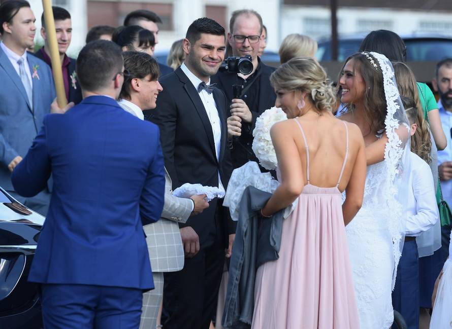 Vjenčanje boksača Filipa Hrgovića i Marinele Čaja u župi Svih svetih u Sesvetama