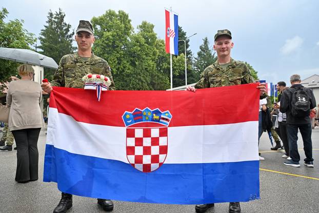FOTO Suze i zagrljaji u Požegi: 900 novih ročnika položilo prisegu, među njima i 53 žene