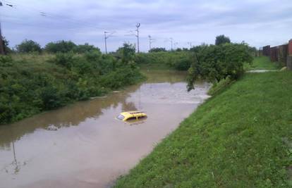 Više od metra vode je kod Oriovca poplavilo cestu