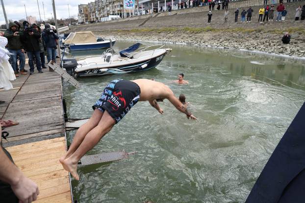 Osijek: Zimsko kupanje u hladnoj rijeci Dravi na Silvestrovo