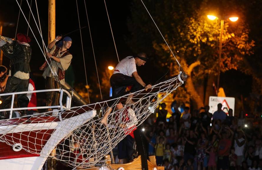 Rekonstrukcija gusarske bitke iz 13. stoljeÄa oduÅ¡evila posjetitelje OmiÅ¡a