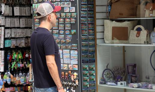 FOTO Evo kakve suvenire nude u Šibeniku, magneti za 2,5 eura...