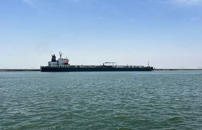 Egipat odvukao nasukani naftni tanker u Sueskom kanalu