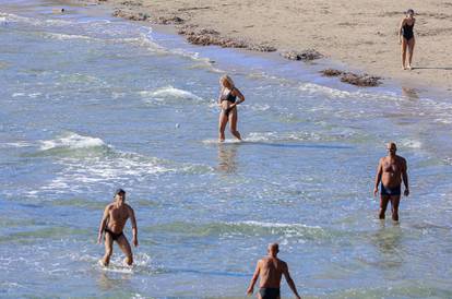 FOTO U Splitu picigin, u ostatku Hrvatske dugi rukavi i kaputi