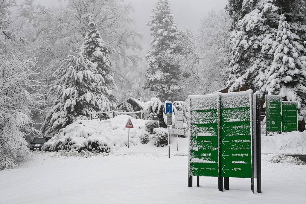 Zimska idila na Sljemenu: Sa sanjkama čekaju red za žičaru, stvorila se ...