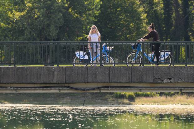 Zagreb: Građani uživaju u sunčanoj nedjelji na Jarunu