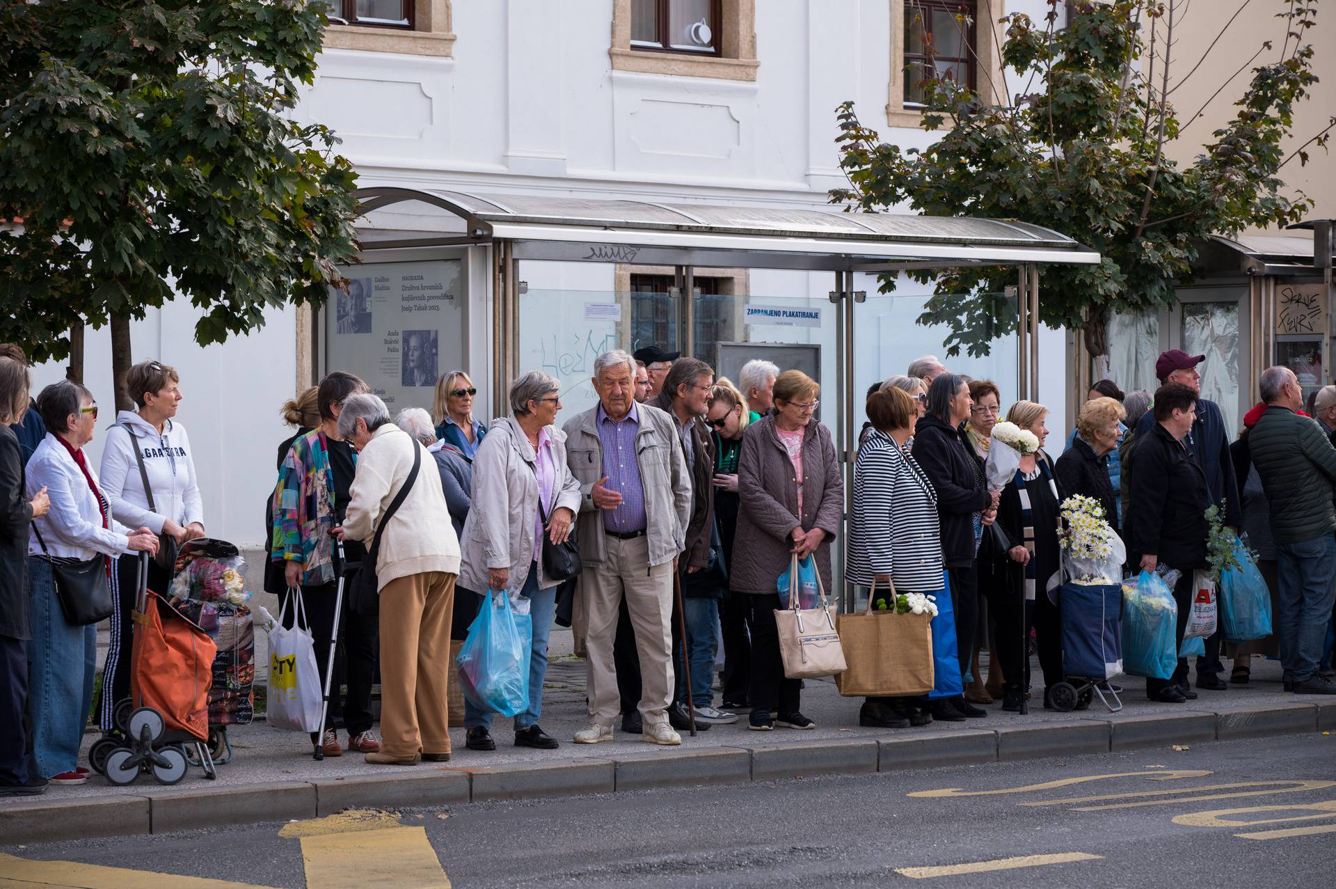 Zagreb: Brojni građani čekaju autobus za Mirogoj i Krematorij