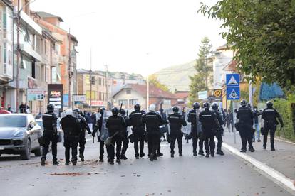 FOTO Huligani prekinuli susret bez gledatelja u Srbiji! Tukli se s policijom, odjekivale detonacije