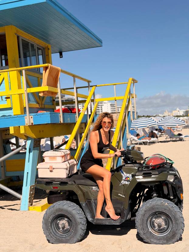 FOTO Prvu damu Hajduk TV-a ni gips nije zaustavio u teretani