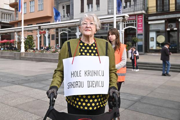 Zagreb: Prosvjednici moliteljima opet poručili: 'Moje tijelo, moj izbor!'  