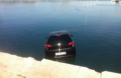 Citroën se 'otkotrljao' u more, vozačica nije podigla ručnu?