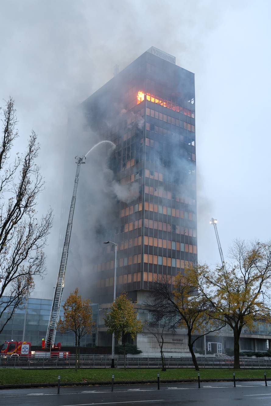 Zagreb: Nastavlja se gašenje Vjesnikovog nebodera, teška noć iza vatrogasaca