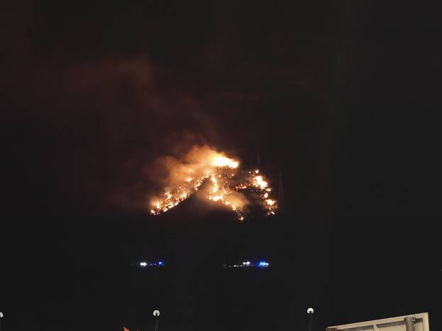 FOTO Borba s buktinjom: Požar kod Solina gasi  40 vatrogasaca