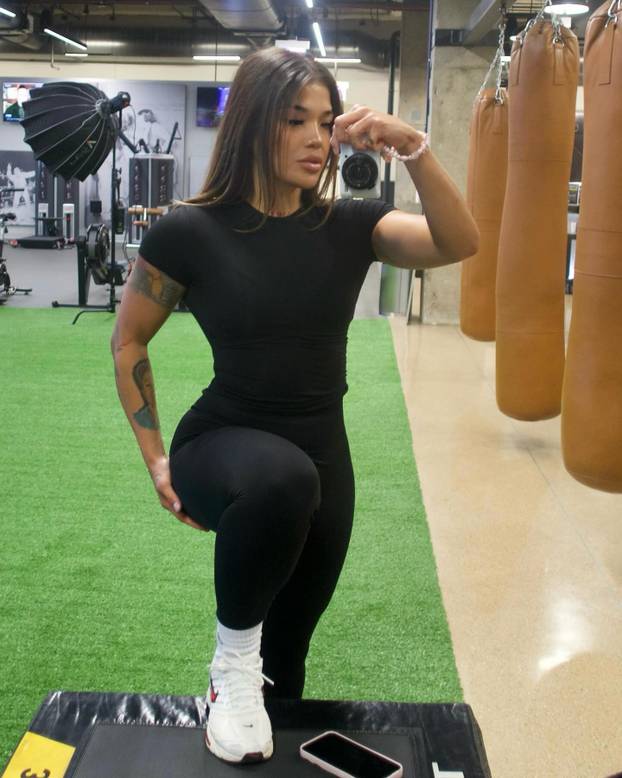 FOTO Atraktivna borkinja UFC-a i Playboyeva zečica snimile su kako se hrvaju. Fanovi u ekstazi