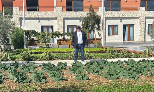 Kerum u sakou pozirao u vrtu: 'Danas sadimo raštiku, brokulu'