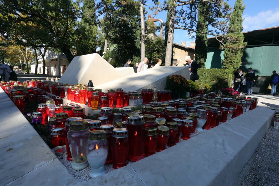 Dan je Svih svetih: Pogledajte fotografije s hrvatskih groblja